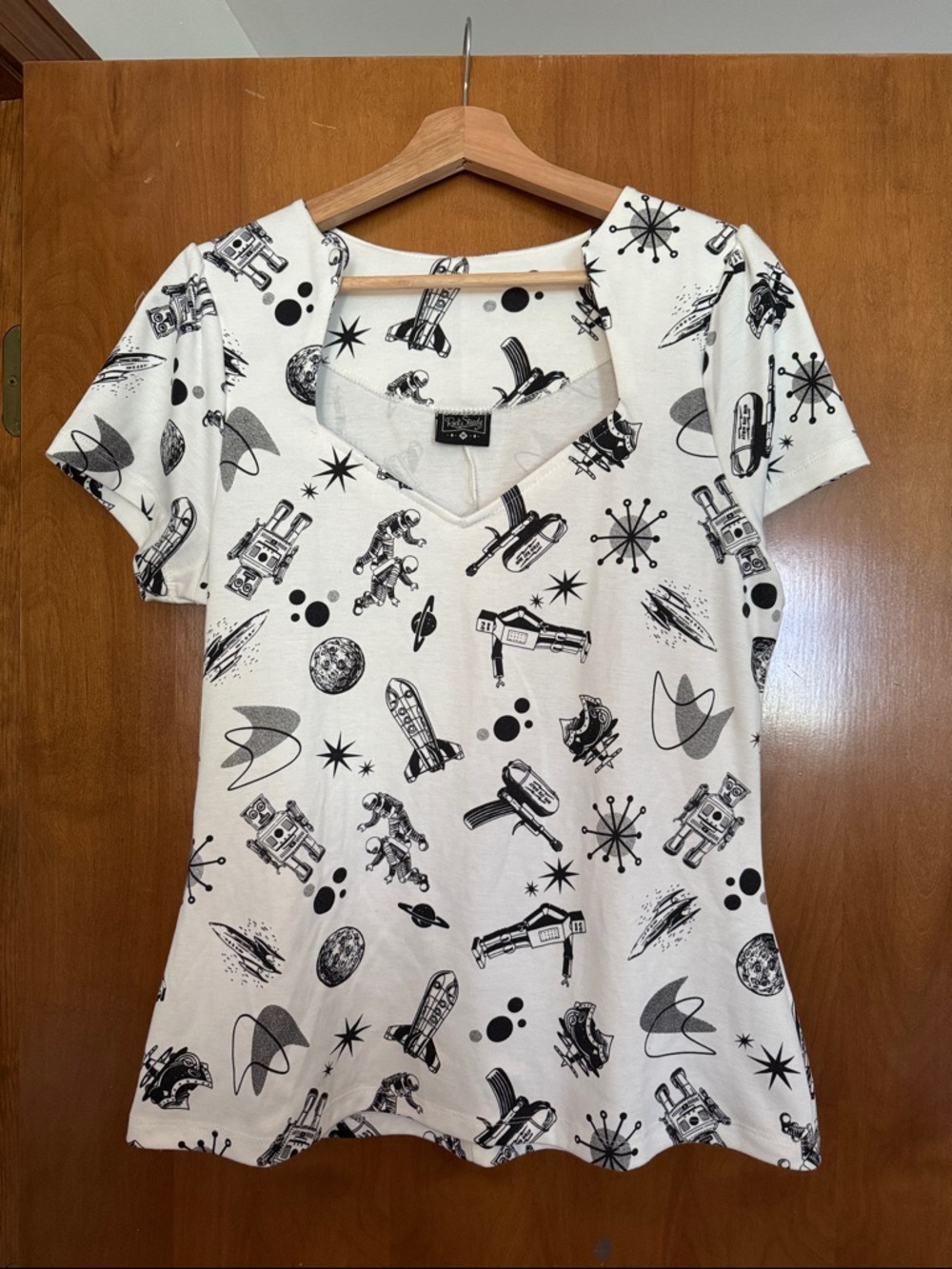RockSteady Size 1X White Short-Sleeve Geometric Neck Tee with Black Space Print